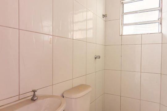 Banheiro de casa para alugar com 1 quarto, 40m² em Mutinga, Osasco