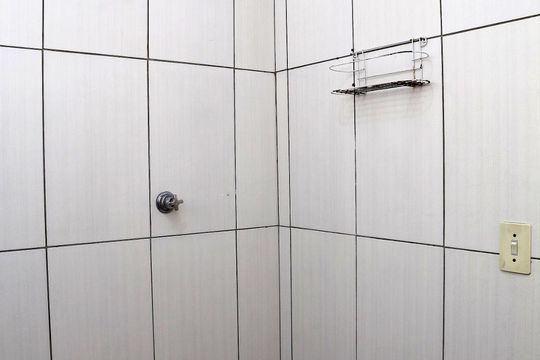 Banheiro de casa para alugar com 1 quarto, 48m² em Parque Pinheiros, Taboão da Serra
