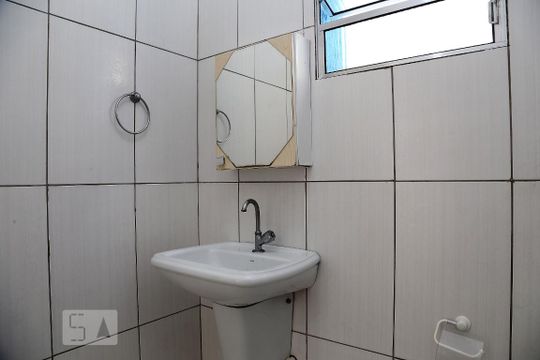 Banheiro de casa para alugar com 1 quarto, 48m² em Parque Pinheiros, Taboão da Serra