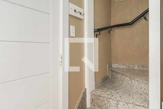 Escada acesso quartos de casa à venda com 4 quartos, 150m² em Jardim Carvalho, Porto Alegre