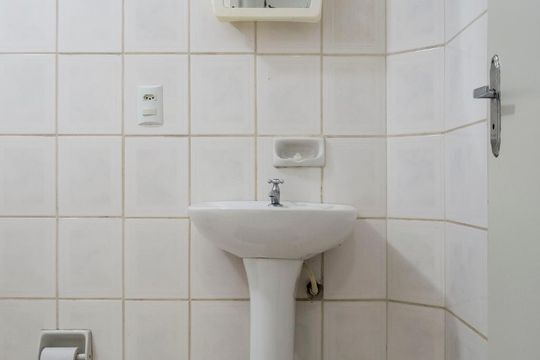 Banheiro de apartamento à venda com 1 quarto, 50m² em Medianeira, Porto Alegre