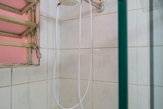 Banheiro de apartamento à venda com 1 quarto, 50m² em Medianeira, Porto Alegre
