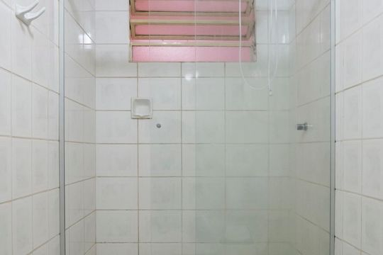 Banheiro de apartamento à venda com 1 quarto, 50m² em Medianeira, Porto Alegre