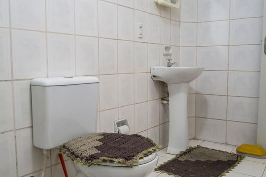 Banheiro de apartamento à venda com 1 quarto, 50m² em Medianeira, Porto Alegre