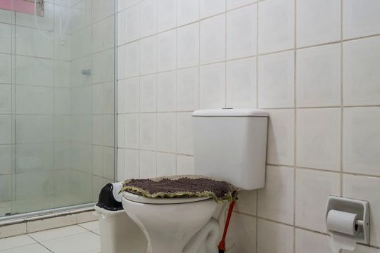 Banheiro de apartamento à venda com 1 quarto, 50m² em Medianeira, Porto Alegre