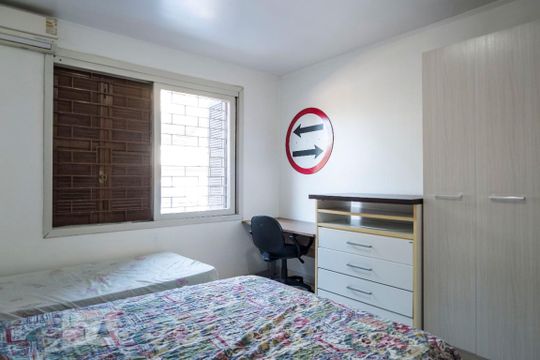 Sala/Quarto de apartamento à venda com 1 quarto, 50m² em Medianeira, Porto Alegre