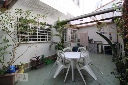 Quintal dos fundos de casa à venda com 3 quartos, 225m² em Campo Belo, São Paulo