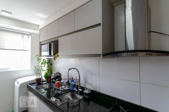 Cozinha de apartamento à venda com 2 quartos, 55m² em Planalto, Belo Horizonte