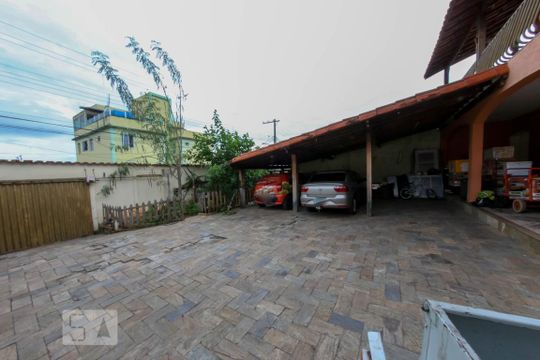 Garagem de casa para alugar com 3 quartos, 200m² em Heliópolis, Belo Horizonte