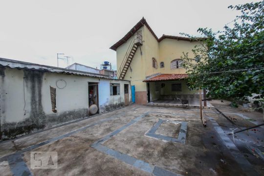 Quintal de casa para alugar com 3 quartos, 200m² em Heliópolis, Belo Horizonte