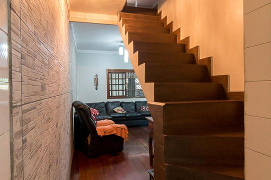 Escadas de casa à venda com 4 quartos, 130m² em Jardim Rosa de França, Guarulhos