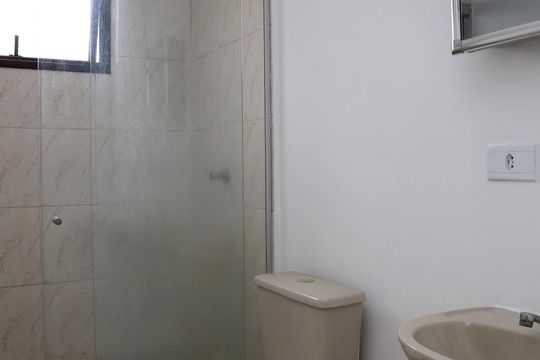 Banheiro de apartamento à venda com 2 quartos, 72m² em Jardim Henriqueta, Taboão da Serra