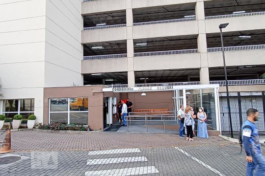 Fachada do condomínio de apartamento para alugar com 2 quartos, 73m² em Jardim Tupanci, Barueri