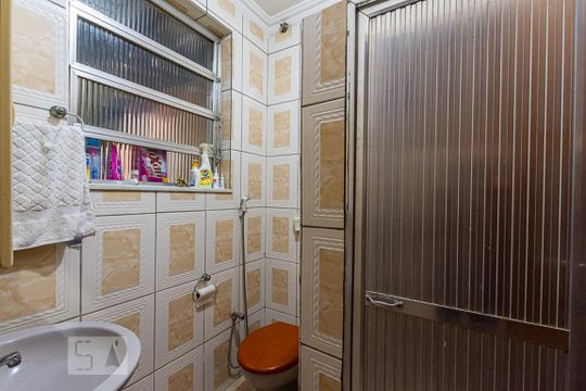 Banheiro da garagem  de casa à venda com 3 quartos, 140m² em São Lourenço, Niterói