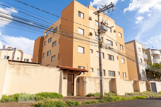 Fachada de apartamento para alugar com 2 quartos, 60m² em Santa Mônica, Uberlândia