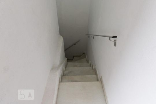 Escada de casa de condomínio para alugar com 2 quartos, 55m² em São Cristóvão, Rio de Janeiro