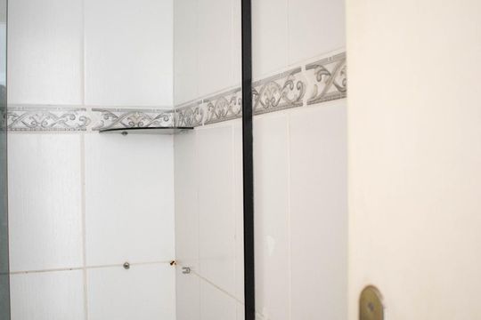 Banheiro de apartamento à venda com 1 quarto, 40m² em Cristal, Porto Alegre