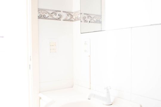 Banheiro de apartamento à venda com 1 quarto, 40m² em Cristal, Porto Alegre