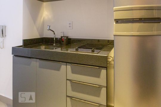 Cozinha de apartamento para alugar com 1 quarto, 30m² em Pompeia, São Paulo