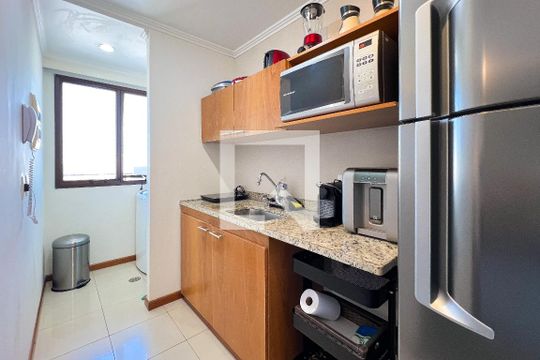 Cozinha de apartamento para alugar com 1 quarto, 54m² em Vila Olímpia, São Paulo
