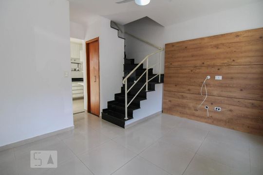 Sala de casa de condomínio para alugar com 2 quartos, 60m² em Parque Casa de Pedra, São Paulo