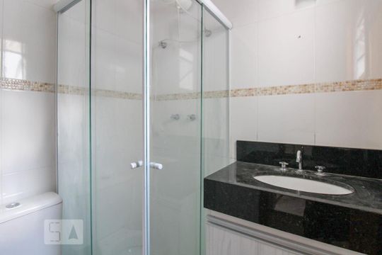 Banheiro de casa de condomínio à venda com 2 quartos, 60m² em Parque Casa de Pedra, São Paulo