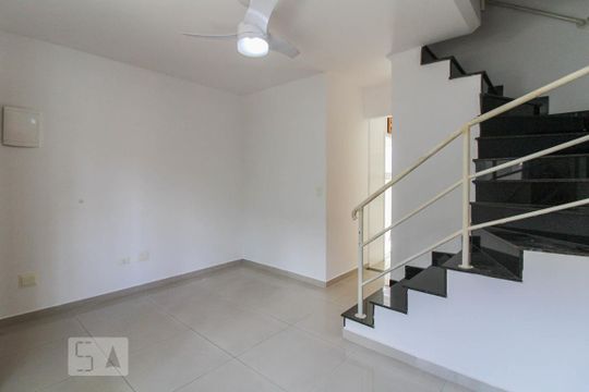 Sala de casa de condomínio à venda com 2 quartos, 60m² em Parque Casa de Pedra, São Paulo