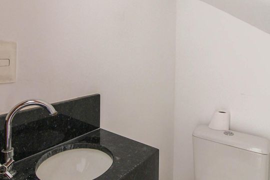 Lavabo de casa de condomínio para alugar com 2 quartos, 60m² em Parque Casa de Pedra, São Paulo