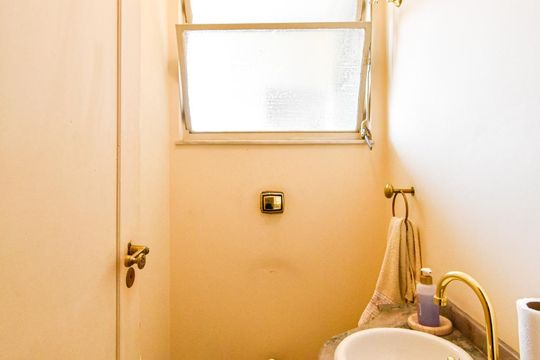 Lavabo de apartamento para alugar com 3 quartos, 350m² em República, São Paulo