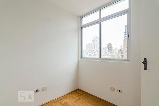 Quarto de serviço de apartamento para alugar com 2 quartos, 84m² em Pinheiros, São Paulo