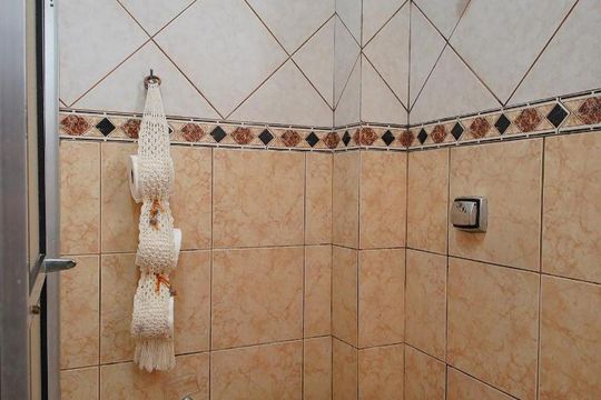 Banheiro de apartamento à venda com 2 quartos, 76m² em Rio Branco, Porto Alegre