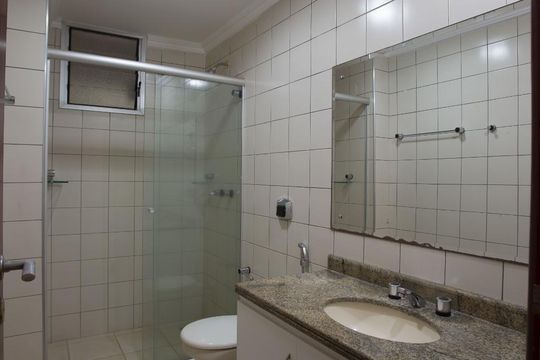 Banheiro social de apartamento para alugar com 3 quartos, 120m² em Centro, Ribeirão Preto