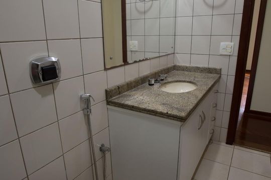 Banheiro social de apartamento para alugar com 3 quartos, 120m² em Centro, Ribeirão Preto