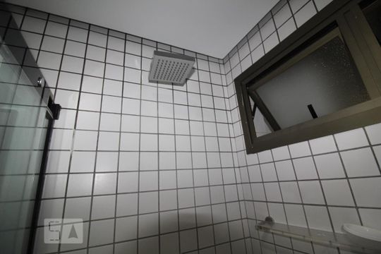 Banheiro social de apartamento para alugar com 1 quarto, 45m² em Santo Antônio, São Caetano do Sul