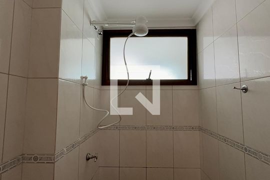Banheiro de apartamento para alugar com 3 quartos, 83m² em Jardim Goiás, Goiânia