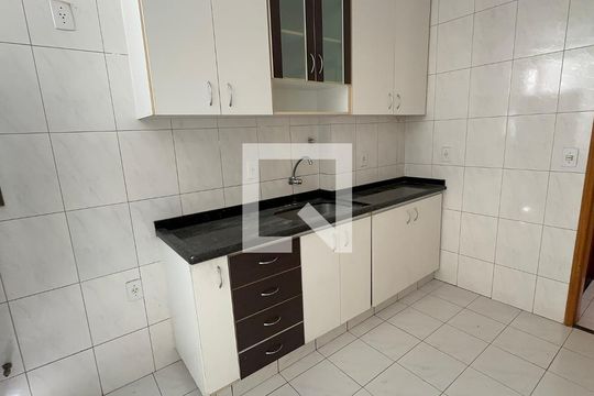 Cozinha de apartamento para alugar com 3 quartos, 83m² em Jardim Goiás, Goiânia