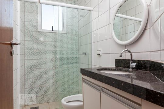 Banheiro de apartamento para alugar com 2 quartos, 60m² em Santa Mônica, Uberlândia