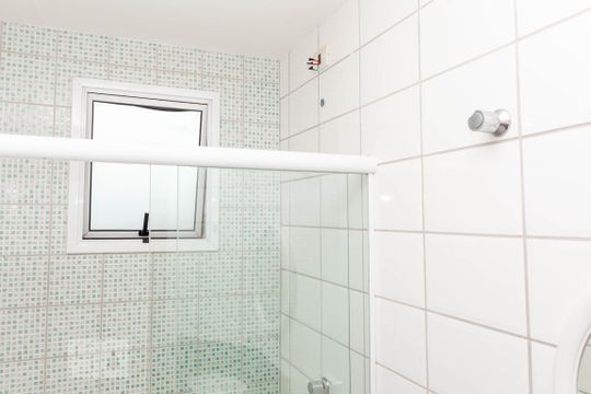 Banheiro de apartamento para alugar com 2 quartos, 60m² em Santa Mônica, Uberlândia