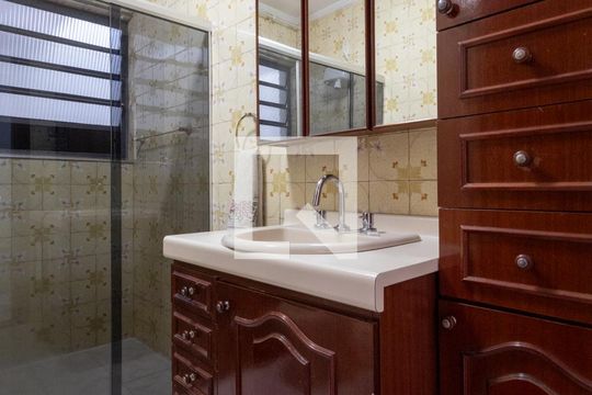 Banheiro de casa à venda com 3 quartos, 330m² em Jardim Triana, São Paulo