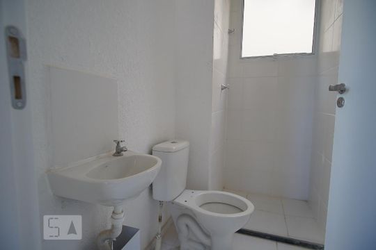 Banheiro de apartamento à venda com 2 quartos, 40m² em Rubem Berta, Porto Alegre