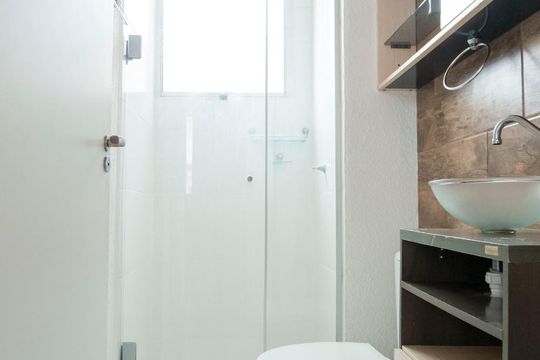 Banheiro de apartamento à venda com 2 quartos, 41m² em Hípica, Porto Alegre