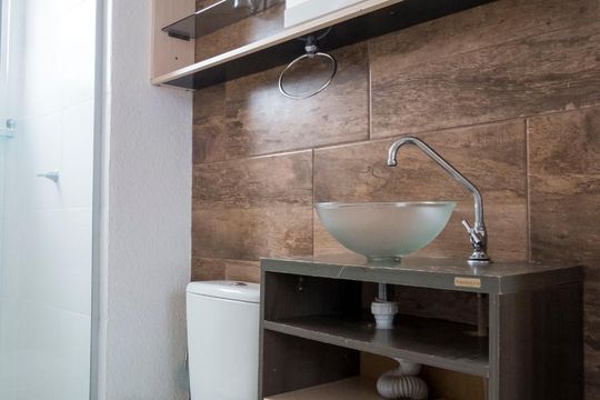 Banheiro de apartamento à venda com 2 quartos, 41m² em Hípica, Porto Alegre