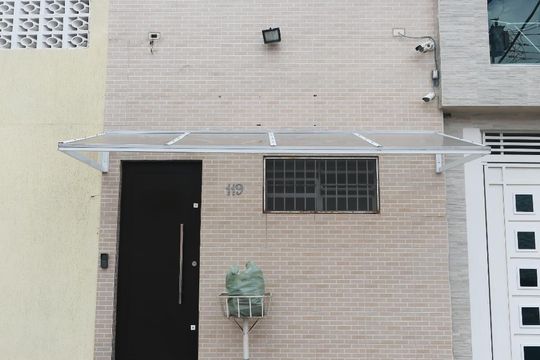 Fachada de casa à venda com 4 quartos, 300m² em Vila Carmosina, São Paulo