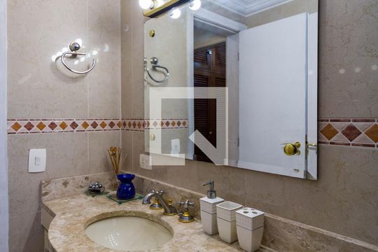 Banheiro Social de apartamento para alugar com 3 quartos, 180m² em Vila Andrade, São Paulo