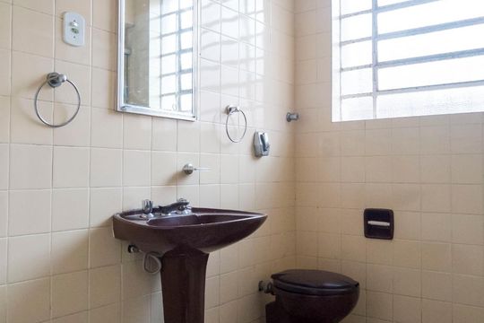 Banheiro de casa à venda com 4 quartos, 210m² em Medianeira, Porto Alegre
