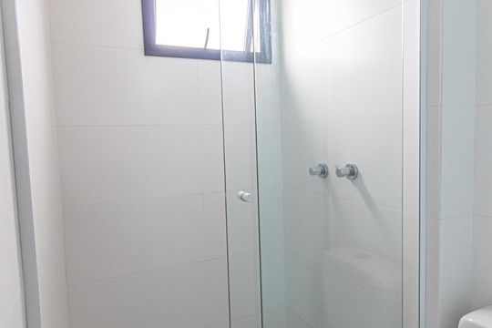 Banheiro Social de apartamento para alugar com 1 quarto, 30m² em Rebouças, Curitiba