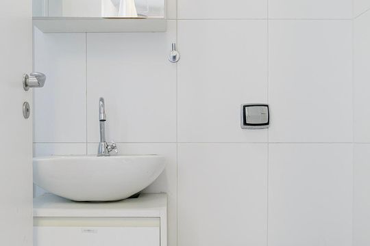 Banheiro de Serviço de apartamento para alugar com 2 quartos, 100m² em Cerqueira César, São Paulo