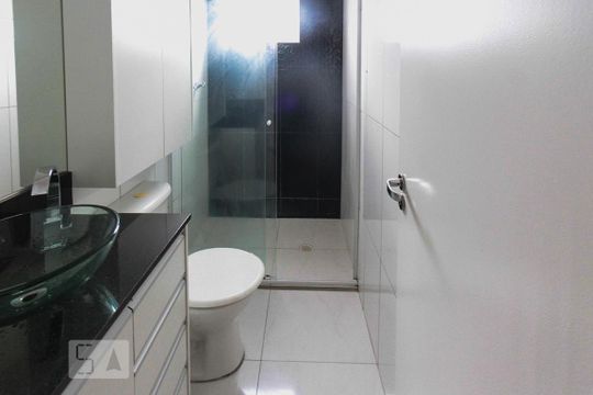 Banheiro de apartamento para alugar com 2 quartos, 45m² em Vila Independência, São Paulo