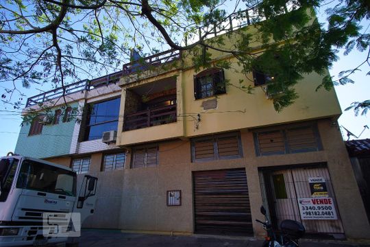 Fachada de casa à venda com 3 quartos, 237m² em Sarandi, Porto Alegre