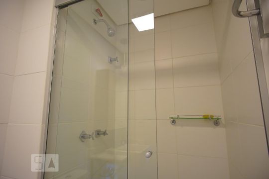 Banheiro de kitnet/studio para alugar com 1 quarto, 52m² em Petrópolis, Porto Alegre